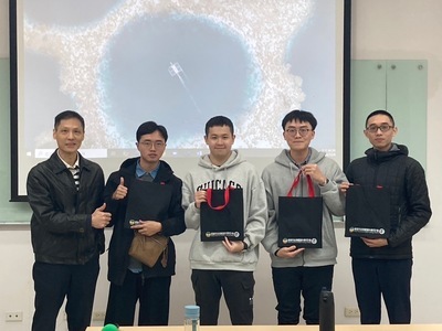 系主任楊文超贈送891校友小禮物合照